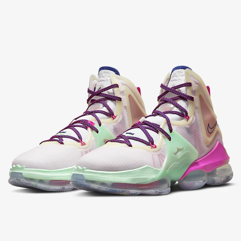 SEPATU BASKET NIKE LeBron 19 Valentine's Day