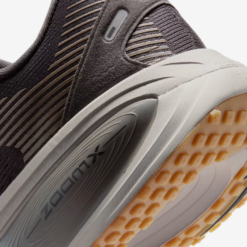 SEPATU LARI NIKE Vomero 18