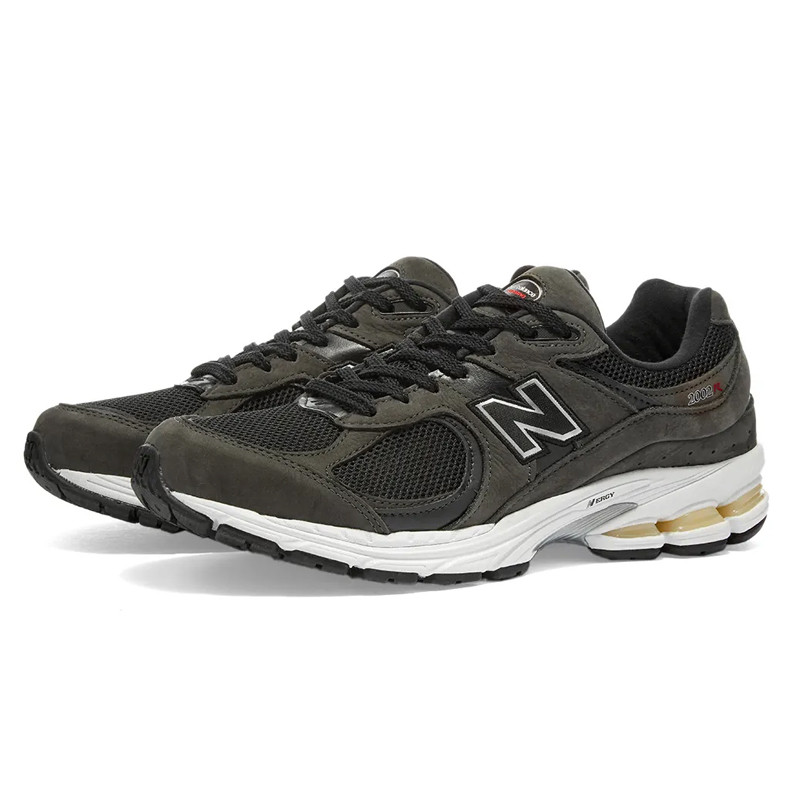 SEPATU SNEAKERS NEW BALANCE 2002R